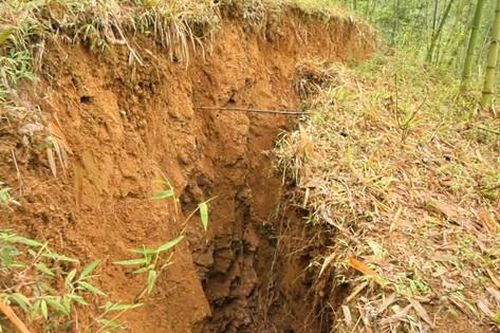 Xuất hiện nhiều vết nứt lớn ở chân dốc Sáp Ong - quốc lộ 15A ở Thanh Hóa