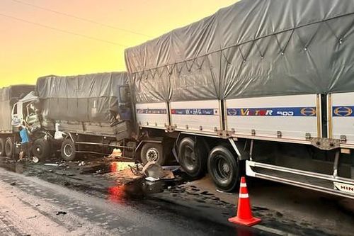 4 xe tải tông liên hoàn trên cao tốc, tài xế tử vong tại chỗ