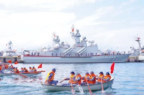 Tư lệnh Hải quân thị sát Lữ đoàn tàu chiến đấu mặt nước và Lữ đoàn tàu ngầm