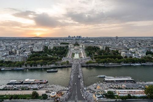 Tổng thống Pháp Macron hứa sẽ bơi ở sông Seine