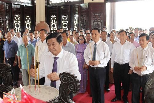 Dâng hương cố Chủ tịch Hội đồng Bộ trưởng Phạm Hùng