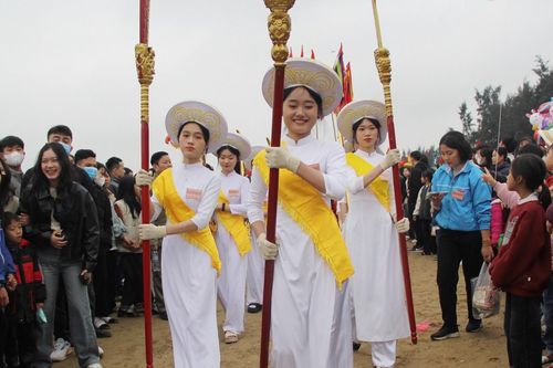 23 thiếu nữ đồng trinh mang đao kiếm bảo vệ trai làng tung kiệu