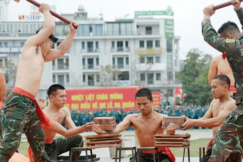 Màn phô diễn của các chiến sĩ 'mình đồng da sắt'