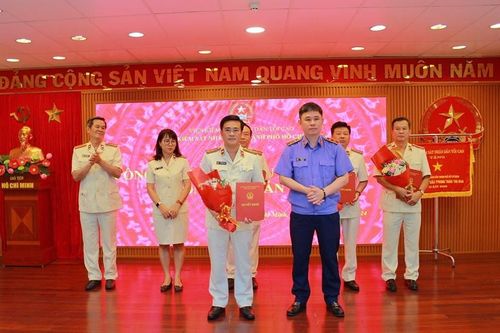VKSND TP Hồ Chí Minh công bố và trao quyết định về công tác cán bộ