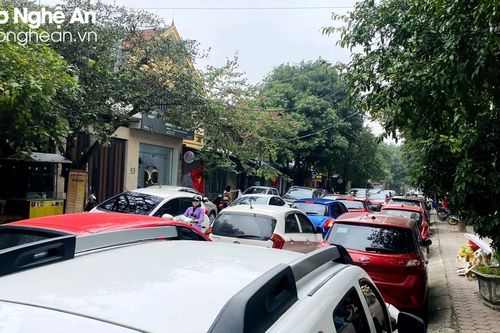 Người dân nhiều chung cư ở TP Vinh khổ sở vì thiếu chỗ để xe ô tô