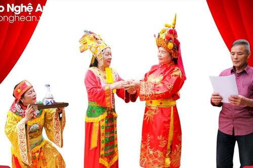 Người 'thổi hồn' vào phục trang tuồng cổ