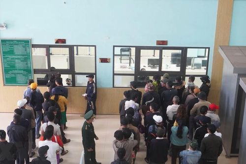 Sau Tết, người dân Bắc Trung Bộ lại ùn ùn kéo nhau sang Lào làm việc