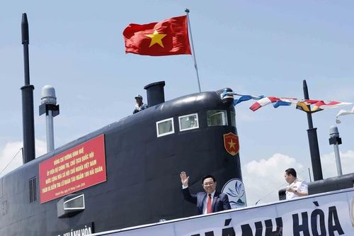 Chủ tịch Quốc hội Vương Đình Huệ thăm Lữ đoàn tàu ngầm 189