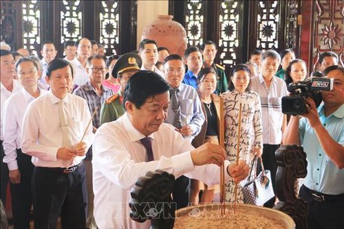 Dâng hương tưởng niệm Ngày mất Chủ tịch Hội đồng Bộ trưởng Phạm Hùng