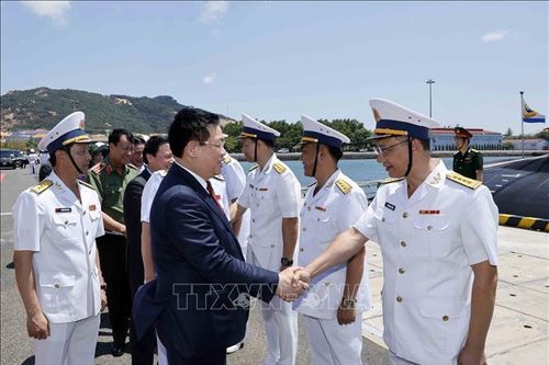 Chủ tịch Quốc hội Vương Đình Huệ thăm Lữ đoàn tàu ngầm 189