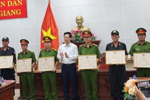 Khen thưởng lực lượng giải cứu các cháu bé tại trường mầm non