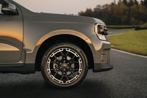 Xe bán tải Ford Ranger độ phong cách xe đua