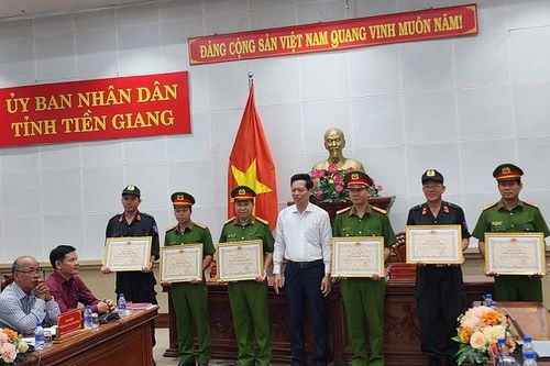Khen thưởng tập thể, cá nhân có thành tích xuất sắc trong vụ giải cứu 2 cháu bé tại trường mầm non