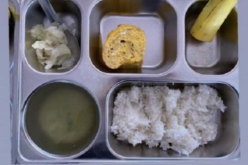 Phụ huynh Đắk Lắk phản ánh suất ăn của con ở trường quốc tế 'như để giảm cân'