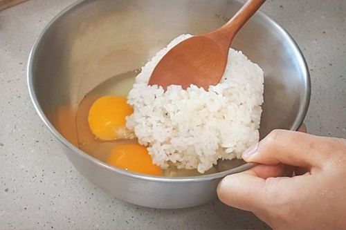 Làm món cơm rang trứng, cho trứng vào trước hay cơm vào trước?