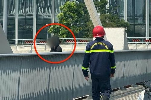 Kịp thời khuyên can cô gái bỏ ý định dại dột giữa trưa trên cầu Ba Son