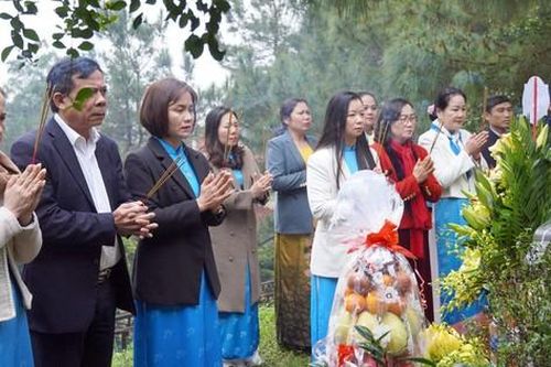 Lãnh đạo Hội LHPN Việt Nam dâng hương, viếng mộ Đại tướng Võ Nguyên Giáp