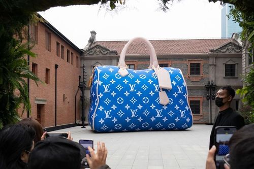 Công ty mẹ của Dior, Louis Vuitton... và mối quan hệ không thể tách rời với Trung Quốc