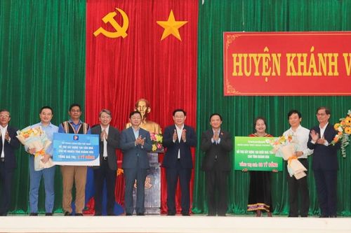 Chủ tịch Quốc hội dự lễ trao nhà Đại đoàn kết tại Khánh Hòa