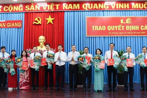 Ban Thường vụ Tỉnh ủy An Giang trao quyết định cán bộ