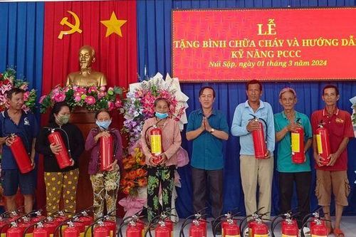 Trao tặng bình chữa cháy cho hộ nghèo, cận nghèo ở thị trấn Núi Sập