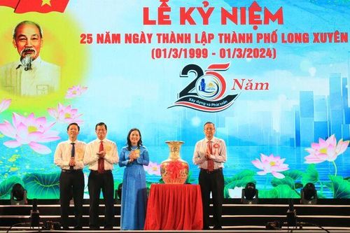 'TP. Long Xuyên sẽ tiếp tục phát triển vững chắc, xứng đáng là thành phố văn minh, giàu đẹp'