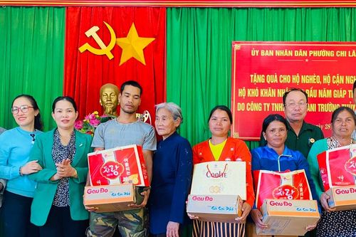 Trao 100 suất quà cho hộ nghèo, khó khăn ở phường Chi Lăng