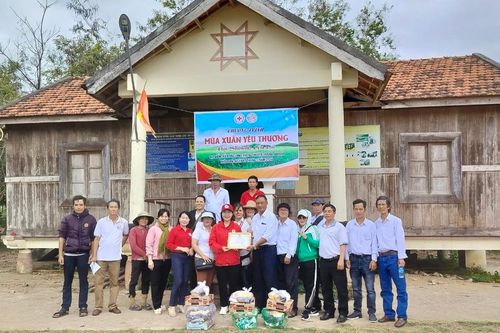 Tặng 900 suất quà cho người nghèo, học sinh khó khăn huyện Chư Pưh và Kbang
