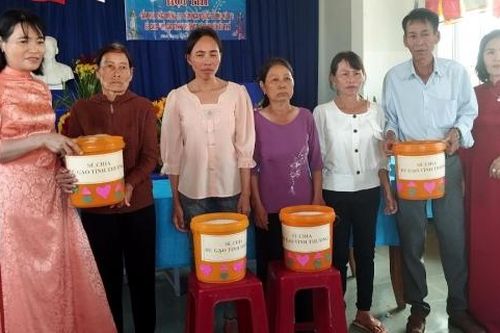 Hội Liên hiệp Phụ nữ xã Ninh Trung: Phát động phong trào 'hủ gạo tình thương'