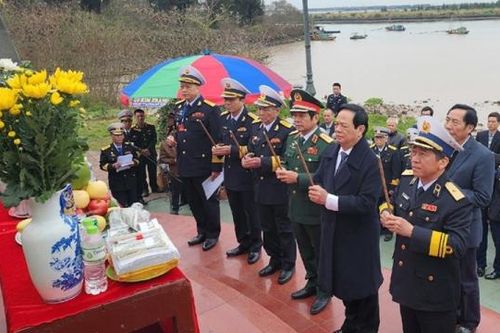 Dâng hương tưởng niệm các anh hùng liệt sỹ của Đoàn tàu không số