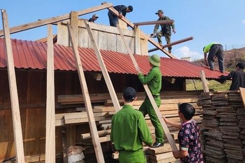 Công an xã vùng cao giúp người dân dựng lại nhà bị hư hỏng sau mưa giông