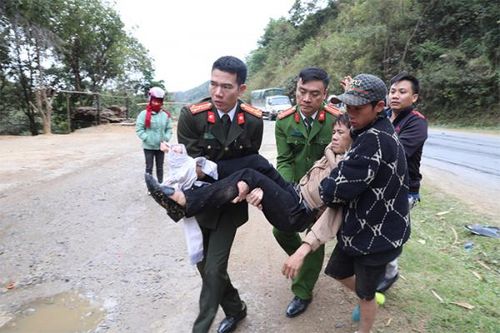 Trên đường đi công tác, lực lượng Công an kịp thời cứu người bị nạn