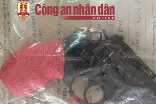 Thủ súng phòng thân, ra đường gặp tổ tuần tra