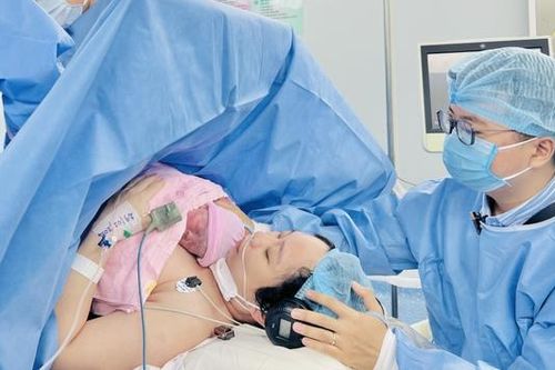 Em bé thứ hai được sửa tim trong bào thai chào đời