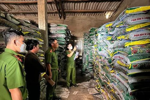 Đột kích nhà máy sản xuất, bán hàng trăm tấn phân bón giả ra thị trường