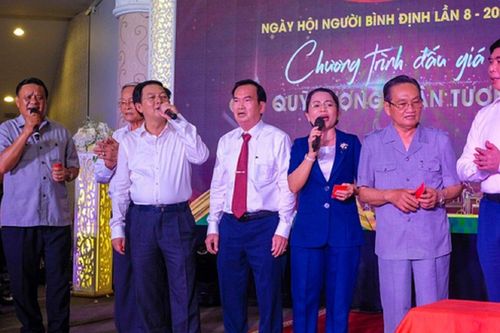 Bí thư Tỉnh ủy, Chủ tịch UBND Bình Định chơi Bài Chòi, ăn đặc sản quê tại TP.HCM