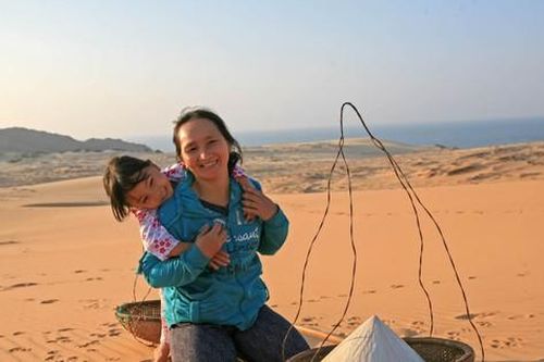 Triển lãm 'Mẹ yêu con': Những khoảnh khắc xúc động về tình mẫu tử
