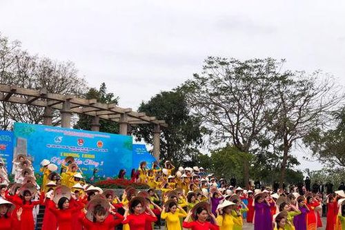 Huyện Đan Phượng: 1.500 người tham gia trình diễn áo dài