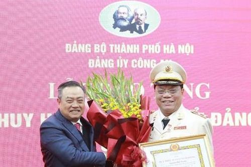 Giám đốc Công an thành phố Hà Nội vinh dự nhận Huy hiệu 30 năm tuổi Đảng