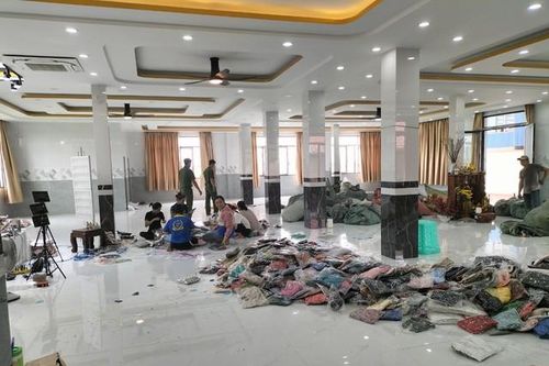 Thu giữ hàng ngàn chiếc áo không rõ nguồn gốc khi tiểu thương đang livestream 'chốt' đơn
