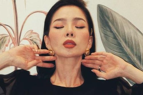 Lệ Quyên đắp mặt nạ vàng giữ da 'lão hóa ngược'