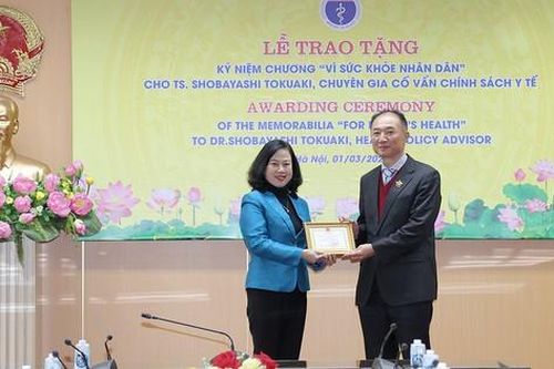 Bộ trưởng Đào Hồng Lan trao Kỷ niệm chương 'Vì sức khỏe nhân dân' cho chuyên gia cố vấn chính sách y tế của JICA
