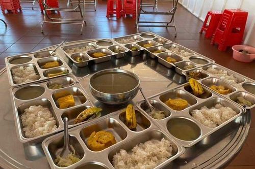 Bữa ăn ở trường quốc tế chỉ có trứng và canh loãng, nhà trường nói gì?