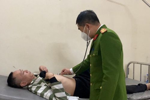 Khi người lính khoác hai màu áo