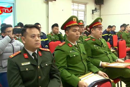 Khen thưởng các chiến sỹ chữa cháy cứu hộ 3 người thoát nạn trong vụ cháy tại Hà Nội