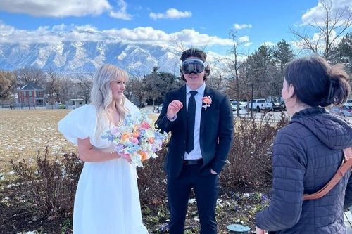 Cô dâu bực mình vì chú rể đeo Vision Pro trong lễ cưới