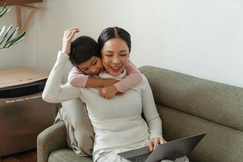 Phụ huynh tất tả gom nhóm để được giảm học phí
