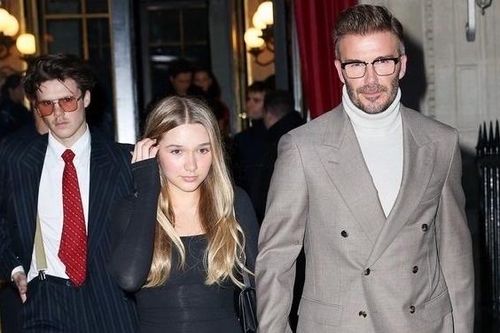 Harper Beckham nổi bật tại show thời trang của mẹ