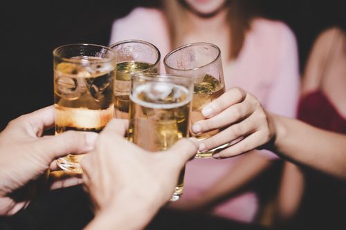 Gây tranh cãi vì chở miễn phí người say rượu, bia về nhà