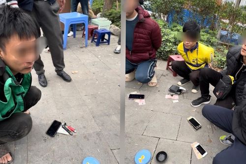 Hà Nội: Bắt quả tang nhóm lái 'xe ôm' sát phạt nhau ở sới 'xóc đĩa'